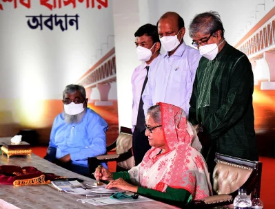 পদ্মা সেতু উদ্বোধন উপলক্ষ্যে স্মারক ডাক টিকিট, সুভ্যেনির শিট, উদ্বোধনী খাম ও সিলমোহর এবং ১০০ টাকা মূল্যের স্মারক নোট অবমুক্ত করেন প্রধানমন্ত্রী শেখ হাসিনা। 