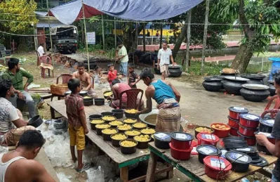 বন্যায় আক্রান্ত সুনামগঞ্জের মানুষকে খাওয়ানোর জন্য সুনামগঞ্জ শহরের সরকারি জুবিলি উচ্চবিদ্যালয়ের ছাত্রাবাস প্রাঙ্গণে  বড় বড় ৩০টি হাঁড়িতে চলছে রান্না।ছবি: ইত্তেফাক