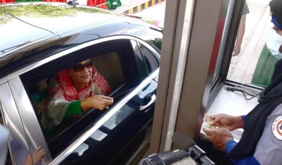 পদ্মা সেতুর মাওয়া প্রান্তে প্রথম ব্যক্তি হিসেবে সেতুর টোল প্রদান করেন প্রধানমন্ত্রী শেখ হাসিনা। 
