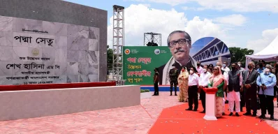  শনিবার বেলা ১১টা ৫৮ মিনিটে তিনি পদ্মা সেতুর ফলক উন্মোচন করে স্বপ্নের দুয়ার খুলে দেন প্রধানমন্ত্রী শেখ হাসিনা। 