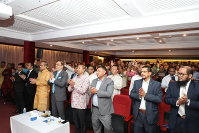 দূতাবাসের কর্মকর্তারা ও উপস্থিত প্রবাসীগণ জয় বাংলা বাংলার জয় গান গাইছেন