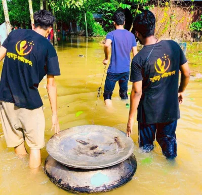 বন্যার্তদের জন্য রান্না করা খাবার নিয়ে যাওয়া হচ্ছে