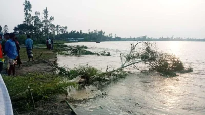ভাঙন আতঙ্কে নদী পাড়ের মানুষ