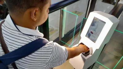 ই-গেটে ফিঙ্গার দিচ্ছেন এক ব্যক্তি।