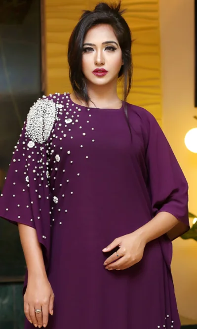 দিনভর ঝিরিঝিরি বৃষ্টির ভেজা আবহাওয়াতেও ঠোঁট শুকিয়ে ফেটে যাওয়ার প্রবণতা দেখা যাচ্ছে