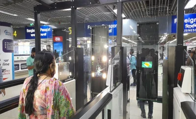 ই-গেটে ইমিগ্রেশন সম্পন্ন করতে যাচ্ছেন এক নারী।