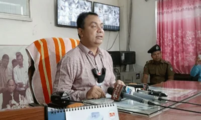 নিজ কার্যালয়ে ঈদযাত্রা নিয়ে কথা বলেন কমলাপুর রেলওয়ে স্টেশনের ম্যানেজার মোহাম্মদ মাসুদ সারওয়ার। ফাইল ছবি