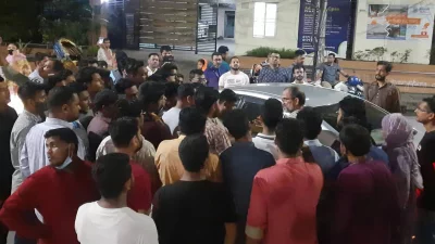 ইভ্যালি কার্যালয়ের সামনে গ্রাহকদের বিক্ষোভ। ছবি: ইত্তেফাক