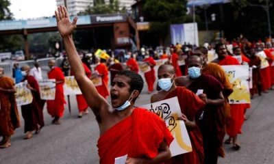 ভিক্ষুরাও রাজপথে