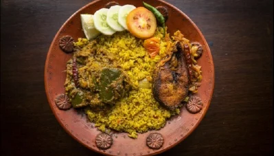  বৃষ্টিদিনে খিচুড়ির সঙ্গে যদি থাকে ইলিশ ভাজা, বেগুন ভাজা আর আচার তাহলে তৃপ্তির ঢেঁকুরটা ভালোই হয় 