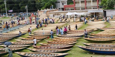 সারিবদ্ধভাবে নৌকা সাজিয়ে রাখা হয়েছে।