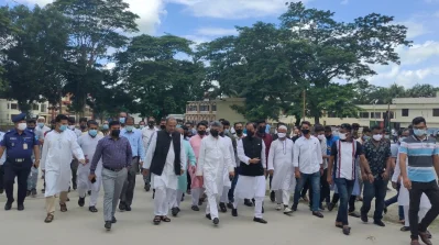 চিফ হুইপ নূর-ই-আলম চৌধুরী লিটনের সঙ্গে অন্যান্যরা। ছবি: ইত্তেফাক