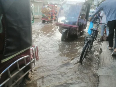 নোংরা পানিতে দুর্ভোগে স্থানীয় বাসিন্দারা। ছবি: ইত্তেফাক