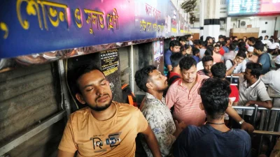 অগ্রিম টিকিট কিনতে গতকাল কমলাপুর রেল স্টেশনে মানুষের উপচে পড়া ভিড়। ছবিঃ আব্দুল গনি।