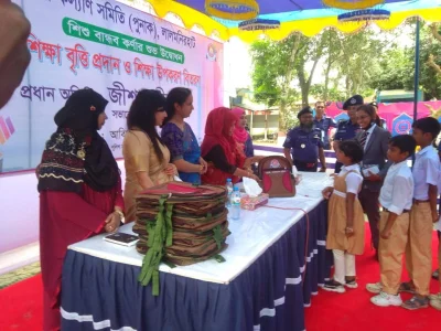 শিক্ষার্থীদের মধ্যে শিক্ষা উপকরণ বিতরণ। 