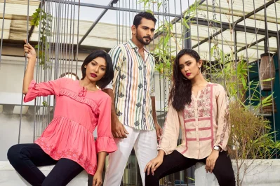 উজ্জ্বল রং, প্যাটার্ন ও ভারী কাজের এক্সক্লুসিভ সব ডিজাইনে ট্রেডিশনাল ও ওয়েস্টার্নের পাশাপাশি সমকালীন ট্রেন্ড অনুসরণ করা হয়েছে ঈদ পোশাকে 