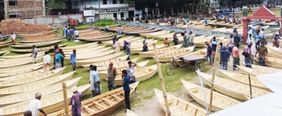 সারিবদ্ধভাবে নৌকা সাজিয়ে রাখা হয়েছে।