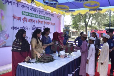 মাদরাসা শিক্ষার্থীদের মধ্যে শিক্ষা উপকরণ বিতরণ। 