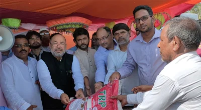 বন্যার্তদের ত্রাণ দিচ্ছেন নিক্সন চৌধুরীসহ অন্যরা।