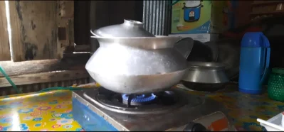 চিংড়িঘের থেকে বের হওয়া গ্যাস দিয়ে চলছে রান্না। 