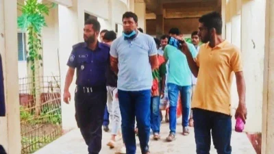 আদালতে নেওয়া হচ্ছে গ্রেফতার আতিকুর রহমানকে। ছবি: সংগৃহীত