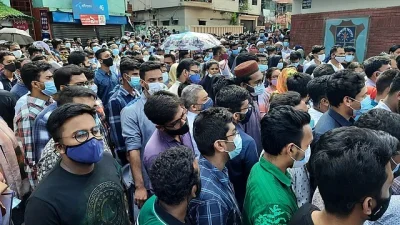 ঢাকা বিশ্ববিদ্যালয়ের ভর্তি পরীক্ষা দিতে আসা পরীক্ষার্থিরা