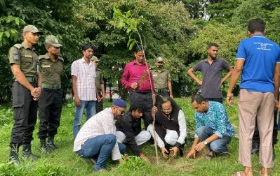 নিজ হাতে বৃক্ষ রোপন করছেন ড. আবদুল ওয়াদুদ। 