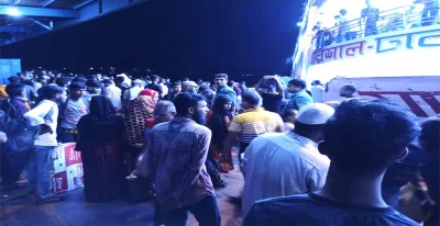 বরিশাল লঞ্চঘাটে নামছেন যাত্রীরা।