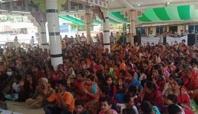 শরীয়তপুর সদরে পালং হরিসভায় শ্রী শ্রী জগন্নাথ মন্দিরে রথমেলার উদ্বোধন অনুষ্ঠানে আগত হিন্দু ধর্মাবলম্বীরা।