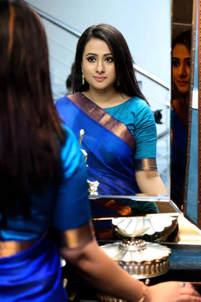 ঈদের খুশিতে নিজেকে সুন্দর ও আকর্ষণীয় করে তুলতে ঘরেই করতে পারেন সাজগোজ