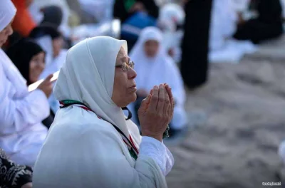 আল্লাহ তায়ালার মহান দরবারে অশ্রুসিক্ত ফরিয়াদ জানান সমবেত মুসলমানেরা।