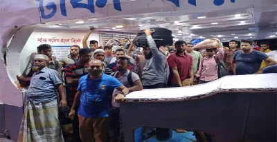বরিশাল লঞ্চঘাটে নামছেন যাত্রীরা।