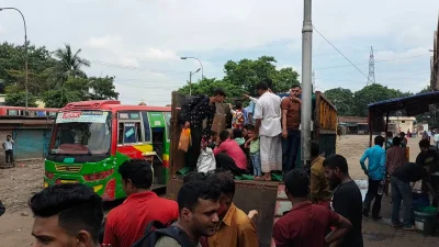 পিকআপে বাড়ি ফিরছেন মানুষ। ছবি: ইত্তেফাক