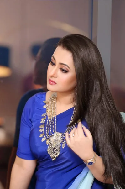 ঈদের সাজে হাইলাইটার বা শিমার পাউডারের সীমিত ব্যবহার হতেই পারে। ত্বকের সঙ্গে মানিয়ে বেছে নিন হাইলাইটার