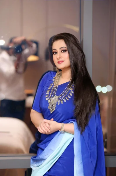 ঈদের বিকাল বা সন্ধ্যার দিকে ইচ্ছে হলে চুল খোলা রাখতে পারেন