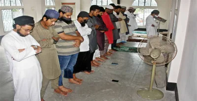 ঈদের নামাজ আদায় করছেন মুসল্লিরা।