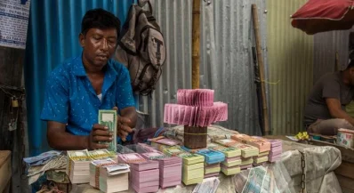 ঢাকার গুলিস্তান মোড়ে নতুন টাকার ব্যবসা করেন হারুনুর রশীদ৷।