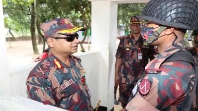 সৈনিকদের সঙ্গে ঈদ উদযাপন করলেন বিজিবির ডিজি 