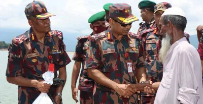 ত্রাণ তুলে দিচ্ছেন বিজিবির ডিজি।