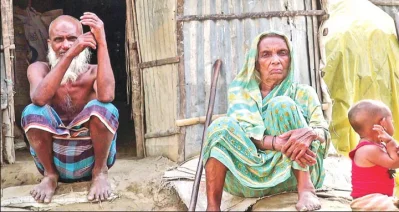 দুশ্চিন্তায় পানিবন্দি মানুষ। 