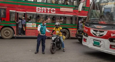 গুলিস্তান মোড়ে দায়িত্বরত ট্রাফিক পুলিশ সদস্য।