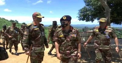 সেনাবাহিনী প্রধান জেনারেল এস এম শফিউদ্দিন আহমেদ রবিবার পার্বত্য চট্টগ্রামের দুর্গম পাহাড়ে বিভিন্ন আর্মি ক্যাম্পে সেনা সদস্যদের সঙ্গে ঈদের শুভেচ্ছা ও কুশল বিনিময় করেন। আইএসপিআর