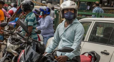 রাইড শেয়ারিং সার্ভিসের একজন মোটরবাইক চালক।