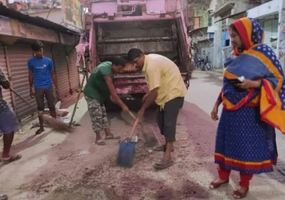বর্জ্য অপসরণ করছেন পরিচ্ছন্নতা কর্মীরা। 