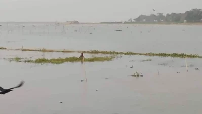 এখনো পানিবন্দি অনেক গ্রাম। 