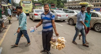 ঢাকার রাস্তায় ফেরি করে শুকনো খাবার বিক্রি করেন তৈয়ব মিয়া ৷