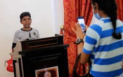 প্রেসিডেন্ট গোটাবায়া রাজাপাকসের বাসভবনের দখলের পর ভবনের ভেতর একটি পোডিয়ামের সামনে এক বালক ছবি তুলছে। ছবি: রয়টার্স 