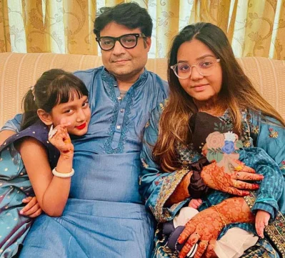 স্ত্রী-সন্তানের সঙ্গে রুমি রহমান। ছবি: সংগৃহীত