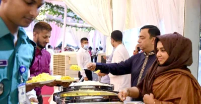 নিজ হাতে পুলিশ সদস্যদের খাবার বেড়ে দিচ্ছেন আইজিপি ও তার সহধর্মীনী। 