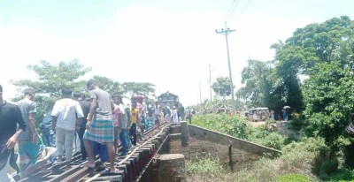 রেলব্রিজের পের স্থানীয়রা।